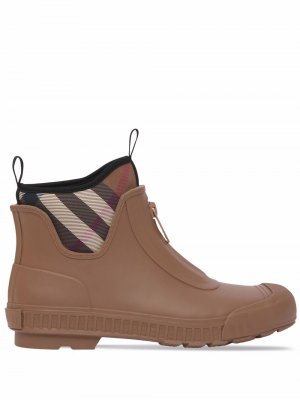 Резиновые ботинки Burberry. Цвет: коричневый