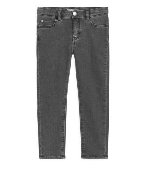 Зауженные джинсы из эластичного материала Arket. Цвет: разноцветный, серый