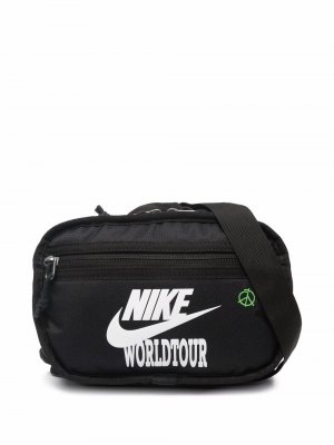 Поясная сумка World Tour с логотипом Nike. Цвет: черный