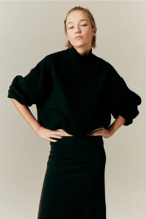 Объемный свитер с низким воротником-поло , черный H&M