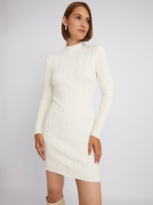 Вязаное платье-свитер длины мини с узором косы zolla. Цвет: белый