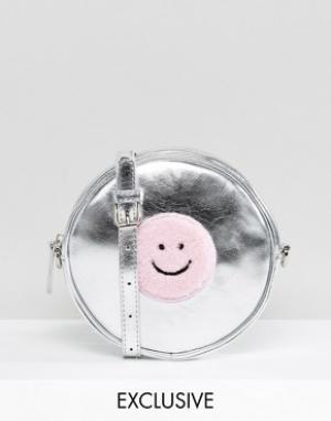 Эксклюзивная серебристая сумка через плечо круглой формы Lazy Oaf. Цвет: серебряный
