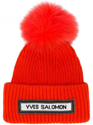 Ребристая шапка-бини с помпоном Yves Salomon. Цвет: красный