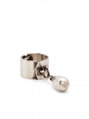 Серебряное кольцо с декоративным жемчугом Ann Demeulemeester. Цвет: серебристый