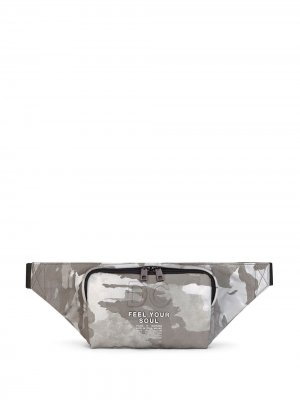 Поясная сумка с камуфляжным принтом Dolce & Gabbana. Цвет: белый