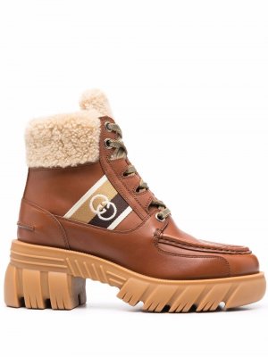 Ботинки на шнуровке с нашивкой-логотипом Gucci. Цвет: коричневый