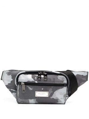 Поясная сумка с камуфляжным принтом и логотипом Dolce & Gabbana. Цвет: белый