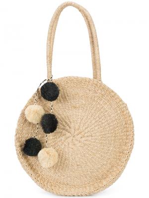 Круглая сумка-тоут с помпонами Kayu. Цвет: коричневый