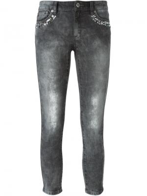 Укороченные декорированные джинсы Michael Kors. Цвет: серый
