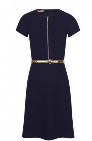Приталенное платье с коротким рукавом и контрастным поясом Michael Kors. Цвет: темно-синий