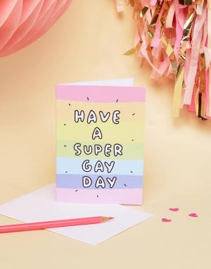 Открытка с принтом радуги и надписью Have a Super Gay Day Veronica Dea Dearly. Цвет: мульти
