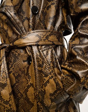 Коричневый змеиный оверсайз-тренч из искусственной кожи с поясом Monki. Цвет: коричневый