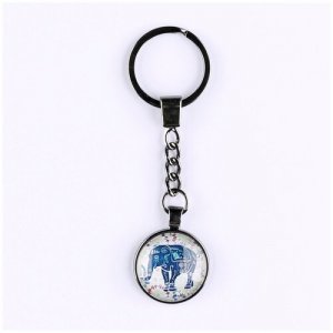 Брелок цвета титан с большим кольцом для ключей, цепью и круглым рисунком Синий слон на белом фоне DARIFLY. Цвет: серебристый/голубой/белый