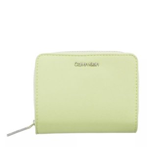 Кошелек ck must wallet w/flap medium spirit , зеленый Calvin Klein