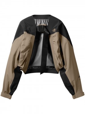 Куртка-болеро с пряжкой из коллаборации Hyke adidas. Цвет: зеленый