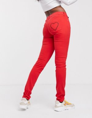Красные джинсы скинни с блестящей отделкой в виде сердца на кармане -Красный Love Moschino