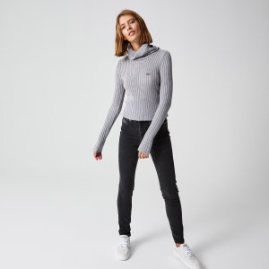 Брюки и шорты Женские джинсы Slim fit с высоким поясом Lacoste. Цвет: серый
