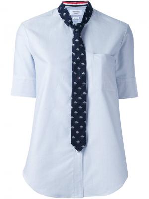 Рубашка с завязками принтом облаков и зонта Thom Browne. Цвет: синий