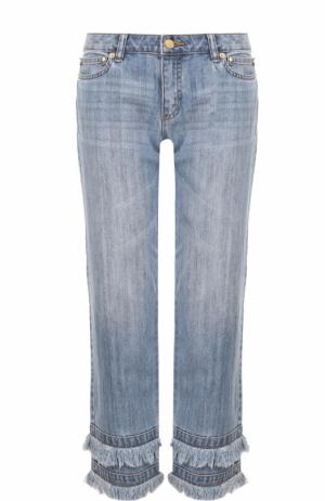 Укороченные джинсы с потертостями и бахромой MICHAEL Kors. Цвет: голубой