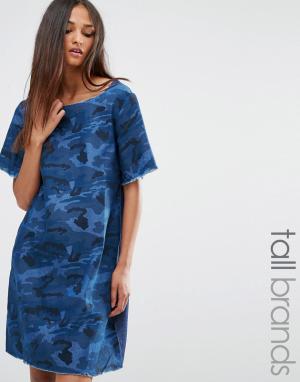 Джинсовое платье с камуфляжным принтом Liquor & Poker Tall. Цвет: синий