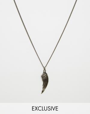 Ожерелье с подвеской-крылом эксклюзивно для ASOS Simon Carter. Цвет: серебряный