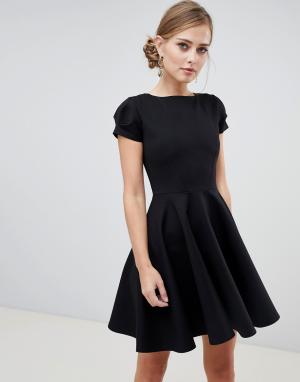 Черное короткое приталенное платье для выпускного Closet London. Цвет: черный