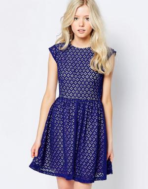 Кружевное короткое приталенное платье Sugarhill Boutique. Цвет: синий