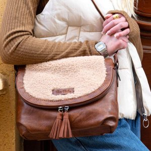 Женская коричневая сумка через плечо с эффектом овчины TOM TAILOR