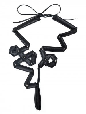 Колье абстрактной формы Yohji Yamamoto. Цвет: черный