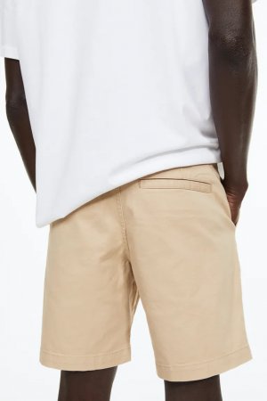 Короткие брюки чинос стандартного кроя, бежевый H&M