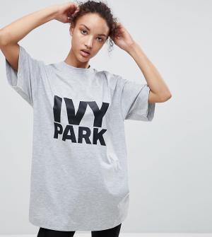 Серая футболка с крупным логотипом Ivy Park. Цвет: серый