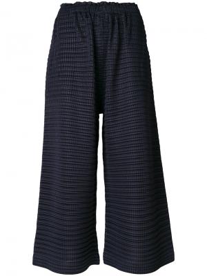 Фактурные укороченные джинсы Pleats Please By Issey Miyake. Цвет: синий