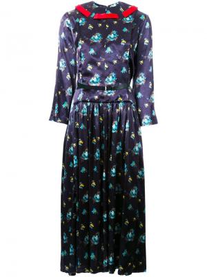 Плиссированное платье с цветочным узором Toga. Цвет: синий