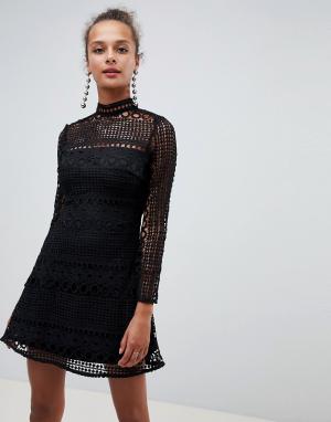 Короткое приталенное платье с высоким воротником и длинными рукавами Parisian. Цвет: черный