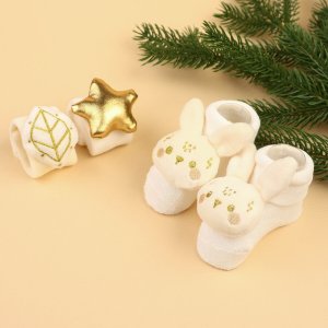 Подарочный набор новогодний: браслетики - погремушки и носочки на ножки Mum&Baby. Цвет: белый, золотистый, бежевый