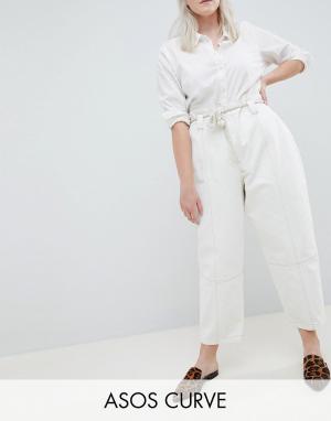 Белые джинсы бойфренда с присборенным поясом и веревочным ремнем ASOS Curve. Цвет: белый