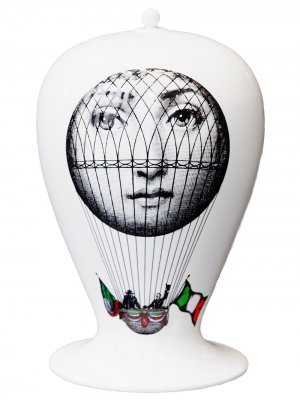 Ваза с изображением воздушного шара Fornasetti. Цвет: белый
