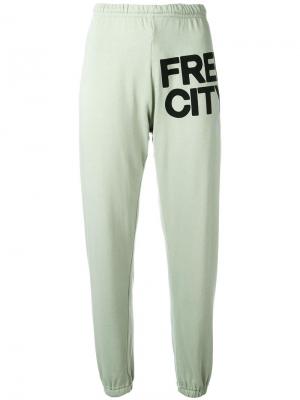 Спортивные брюки с принтом логотипа Freecity. Цвет: зелёный
