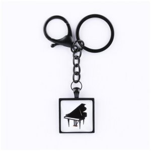 Брелок чёрный Рояль на белом фоне с карабином, большим кольцом для ключей цепью и квадратным рисунком DARIFLY. Цвет: белый/черный