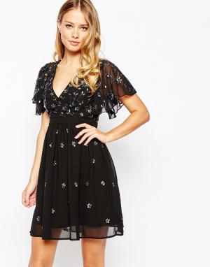 Короткое приталенное платье с запахом спереди и расклешенными рукавами Frock and Frill. Цвет: черный