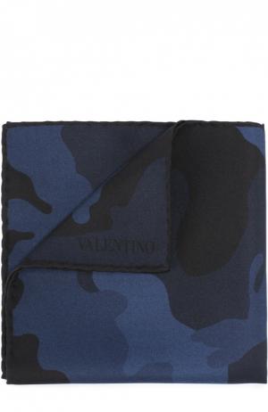 Шелковый платок с камуфляжным принтом Valentino. Цвет: темно-синий
