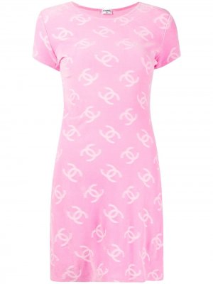 Платье-футболка с принтом CC 1990-х годов Chanel Pre-Owned. Цвет: розовый