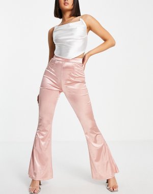 Персиковые атласные расклешенные брюки от комплекта -Розовый цвет Club L London