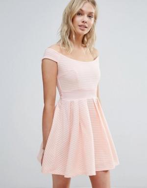 Короткое приталенное платье с открытыми плечами Wal G. Цвет: розовый