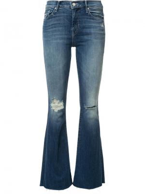 Расклешенные джинсы с рваной отделкой Mother. Цвет: синий