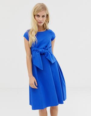 Платье с короткими рукавами, завязкой и V-образным вырезом на спине Closet London. Цвет: синий
