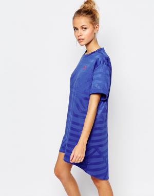 Платье-футболка в стиле oversize с небольшим логотипом Puma. Цвет: синий
