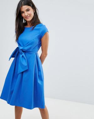 Платье с короткими рукавами, завязкой и V-образным вырезом на спине Closet London. Цвет: синий