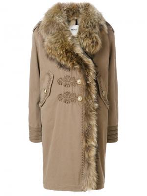 Пальто с мехом и вышивкой Bazar Deluxe. Цвет: телесный
