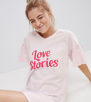 Ночная рубашка с оборками на рукавах и надписью Love Stories Hey Peach Peachy. Цвет: розовый
